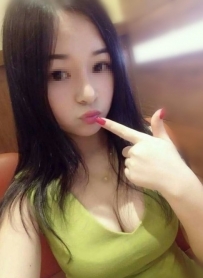 愛妮：160/E/48/23歲 白皙極美胸 乳暈也很美很粉嫩 個性很隨...